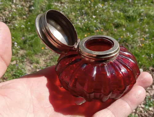 PRETTY RUBY RED GLASS RIBBED MELON INKWELL WITH HINGED LID - Picture 9 of 10