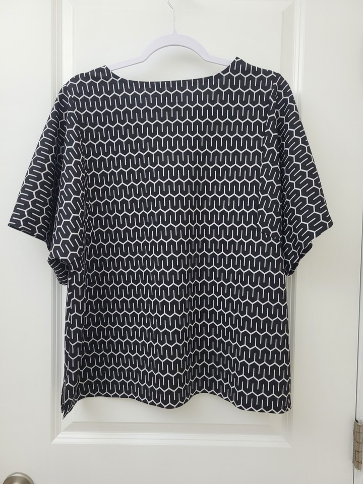 Chico's Womens Top Sz Large/2 Black White Geometric Print Flutter