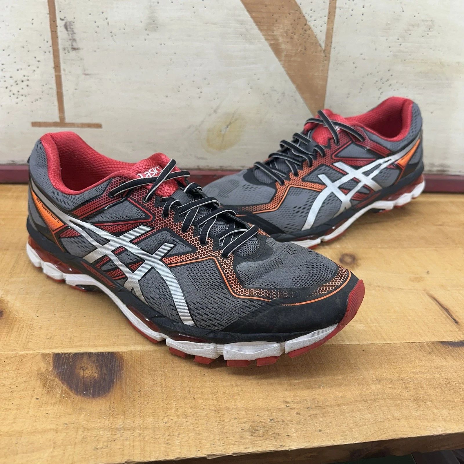 Scarpe da corsa Asics GEL Surveyor 5 uomo taglia 12 grigio rosso sneakers GT Contend T6B4N