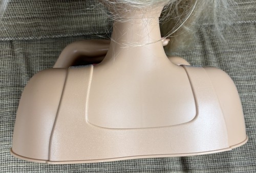 2016 Barbie Styling Kopf - blond; blaue Augen; silber glitzerndes Kleid Just Play - Bild 8 von 9