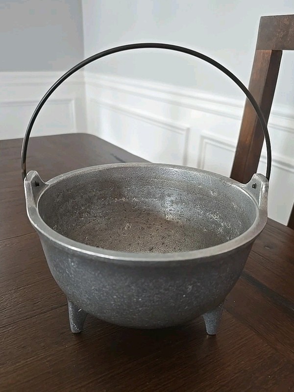 Vintage RWP Columbia PA Wilton Armetale Medium Cauldron 3 Leg Bowl with handle