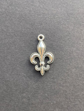 Pendentif Ancien Rosace Fleurs De Lys - Métal Argenté, Forme Ovale, Occasion Royaliste