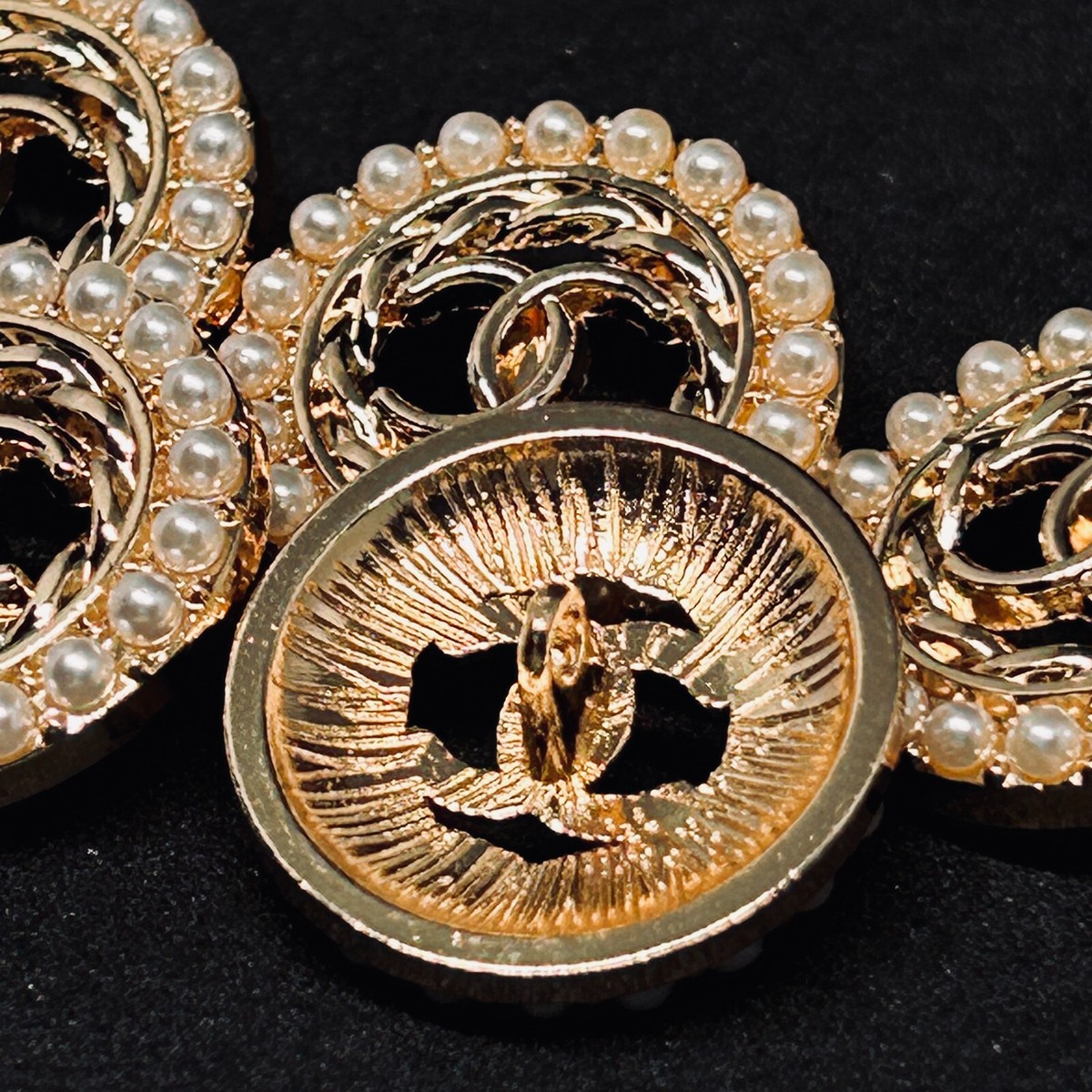 CHANELボタン 2 Vintage Chanel Metal Buttons Classic Black & white CC logo