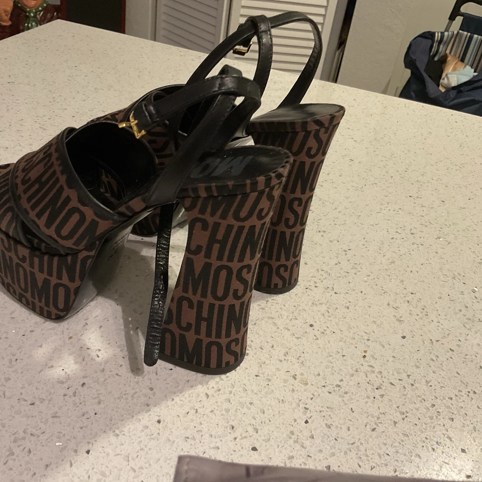 Plataforma Moschino negra y marrón Foto 3 de 4