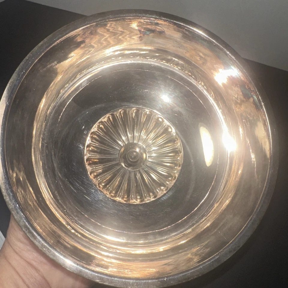 Plato para servir magdalenas Birks Regency plateado con tapa de cúpula Foto 4 de 4