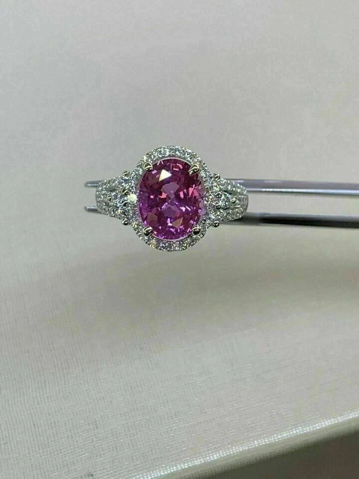 Anillo de compromiso para mujer con halo de turmalina rosa corte ovalado de 2,50 quilates de oro blanco de 14 quilates Foto 4 de 4