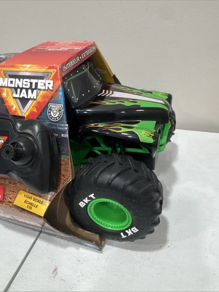 Monster Jam 1:15 Radio Control 2.4GHz Grave Digger Monster Truck Toy 4y+ - Image 3 of 4