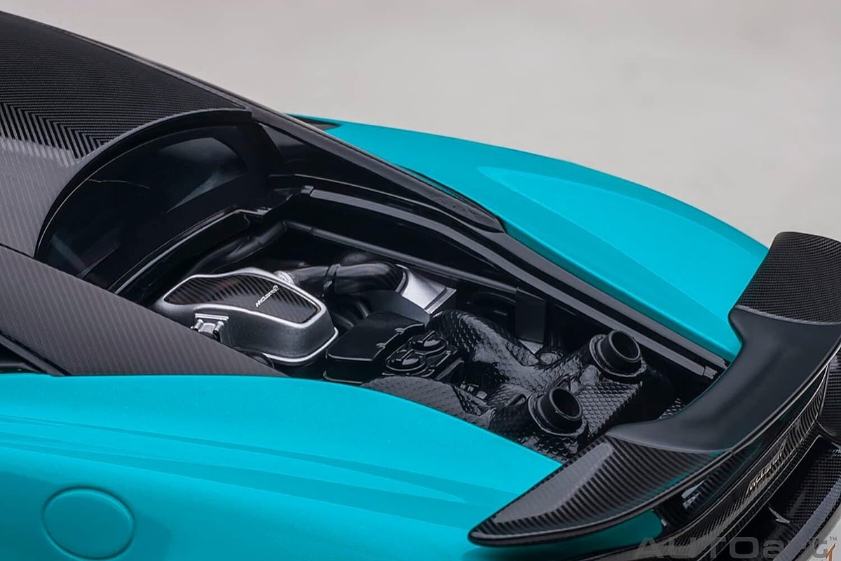 AUTOart 1/18 McLaren 600LT Light Blue Pearl / Carbon Roof AUTOart 1/18 McLaren 600LT Light Blue Pearl / Carbon Roof