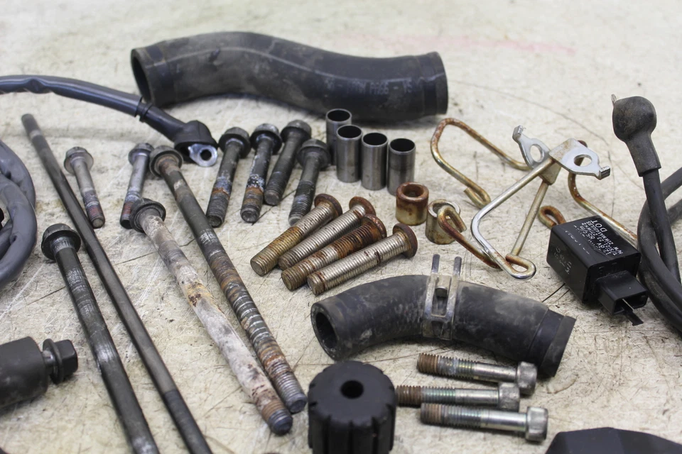 06 SOPORTE DE MONTAJE DEL MOTOR HONDA VTX1300C PERNOS DIVERSOS HARDWARE MOTOR TORNILLOS C37D Foto 4 de 4