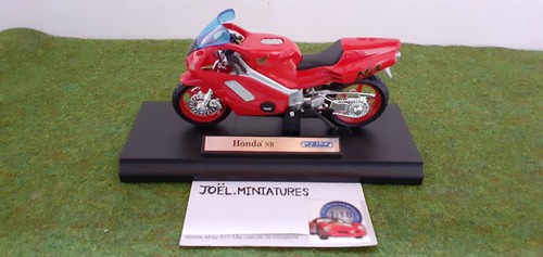 moto HONDA NR rouge échelle o 1/18 fabricant WELLY H9660 miniature de collection - Picture 3 of 7