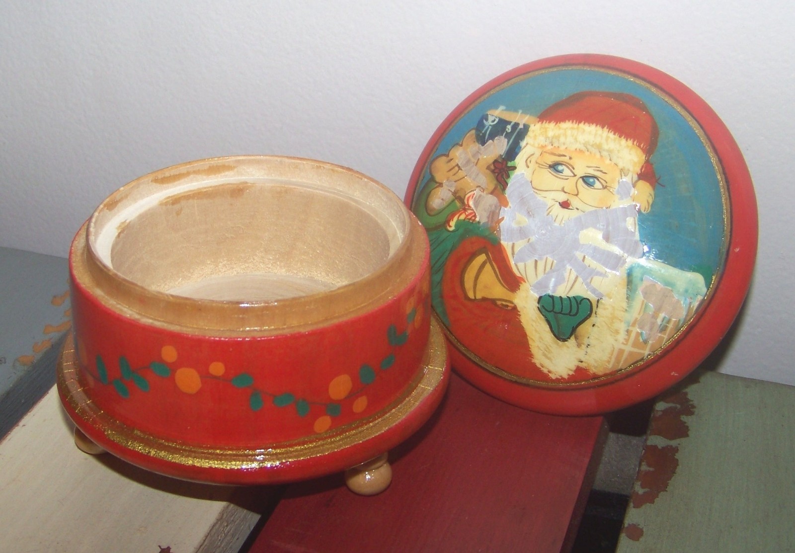 Vintage Santa Claus Wood Trinket Jewelry Box, Christmas Holiday Round 3.25" Red