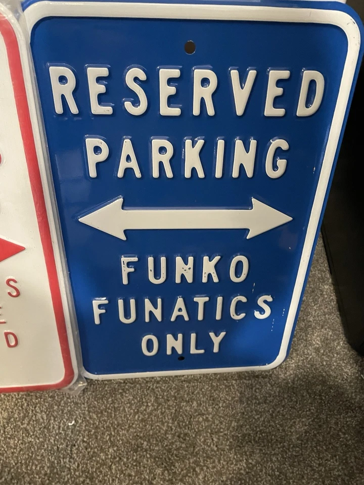 Muy Raro 2 Letreros de Estacionamiento Funko de Metal Funáticos Estacionamiento y Estacionamiento Reservado Lg Foto 3 de 4