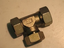 NEW  EO EMERTO PARKER EVL35L-OMD-CF STAND PIPE  RUN TEE W/NUTS 35MM TUBING P6265