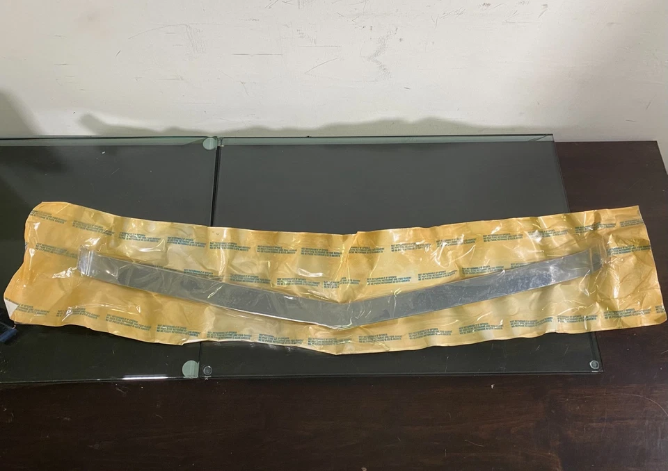 Nuevo parachoques delantero genuino OEM 89-93 Cadillac DeVille Fleetwood centro fascia Foto 3 de 4