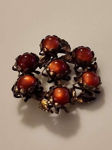 Vintage thermoset Moonglow Red Cabs Pin With Leaves In Silvertone - Picture 4 of 7
