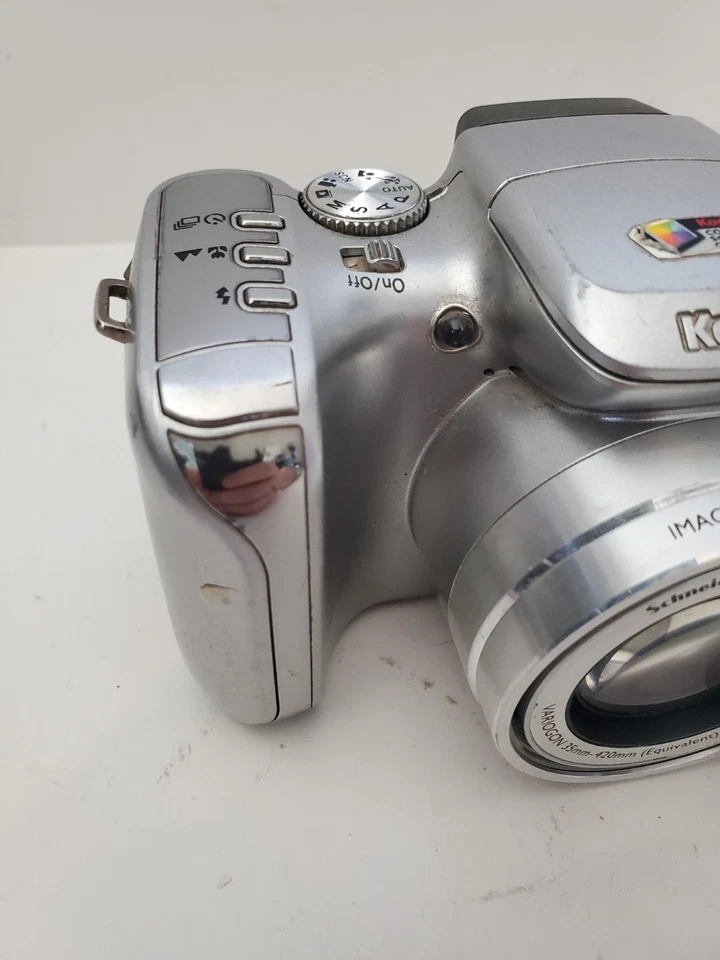 Kodak EasyShare Z612 6.1MP Digital Camera Silver FOR PARTS - Image 2 of 4