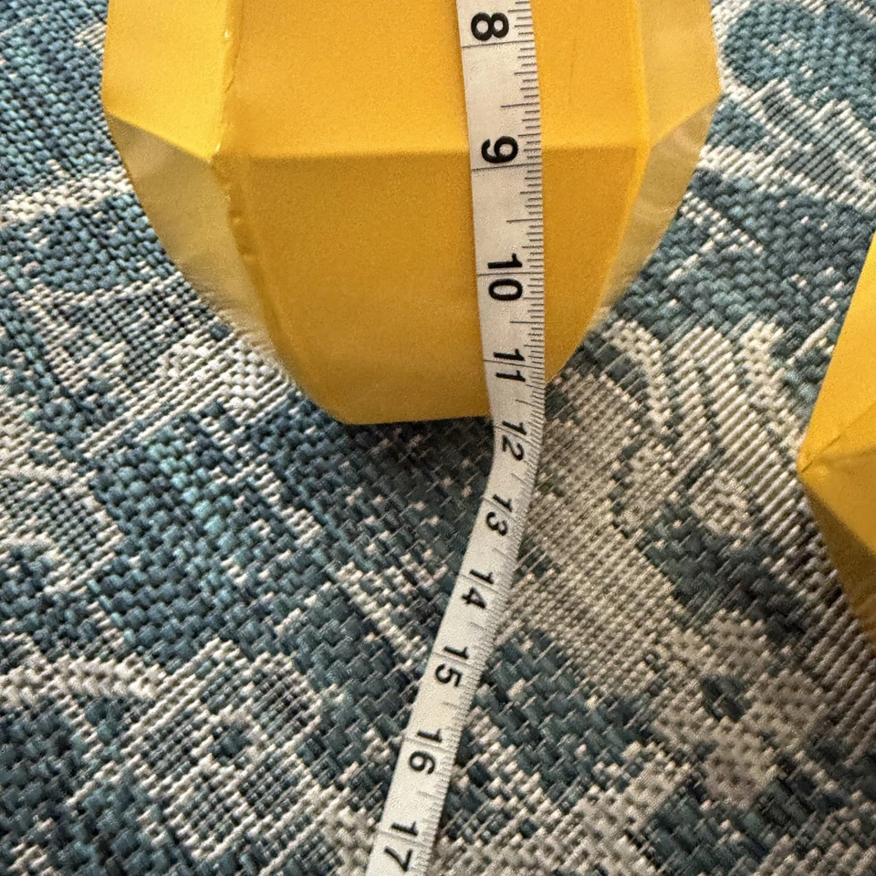 Modernos jarrones geométricos amarillos de metal conjunto de 2 decorativos facetados decoración del hogar Foto 3 de 4