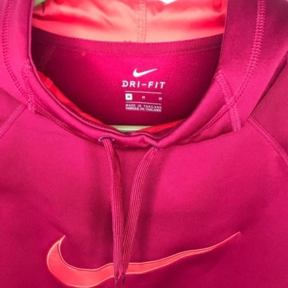 Moletom com capuz Nike Dri-Fit vermelho Swoosh feminino desempenho atlético médio - Imagem 3 de 3