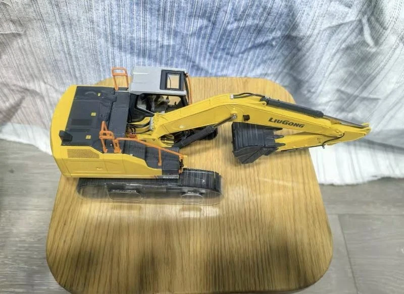 Gift LIUGONG 922F 1/35 Scale Diecast Toy Model Collection Hydraulic Excavator - Image 4 of 4