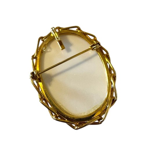 Spilla spilla vintage scena dipinta cammeo tono oro firmata Fragonard Serenata amore - Foto 3 di 5