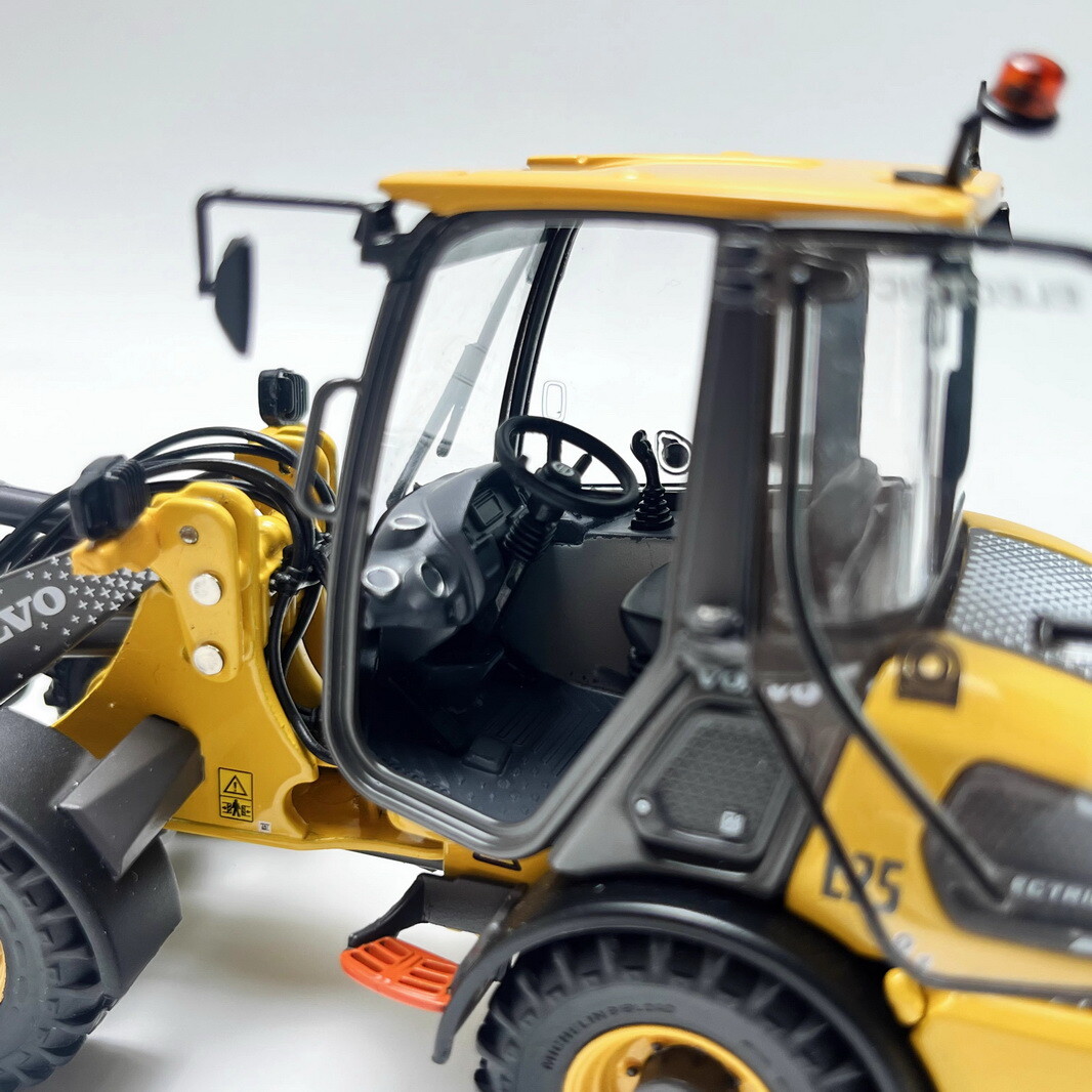 ATCOLLECTIONS 1/32 Scale Volvo L25 Wheel Loader Diecast Car Model