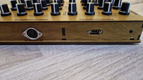 USB MIDI and DIN MIDI Controller 32 knobs DAW wooden - Picture 6 of 11