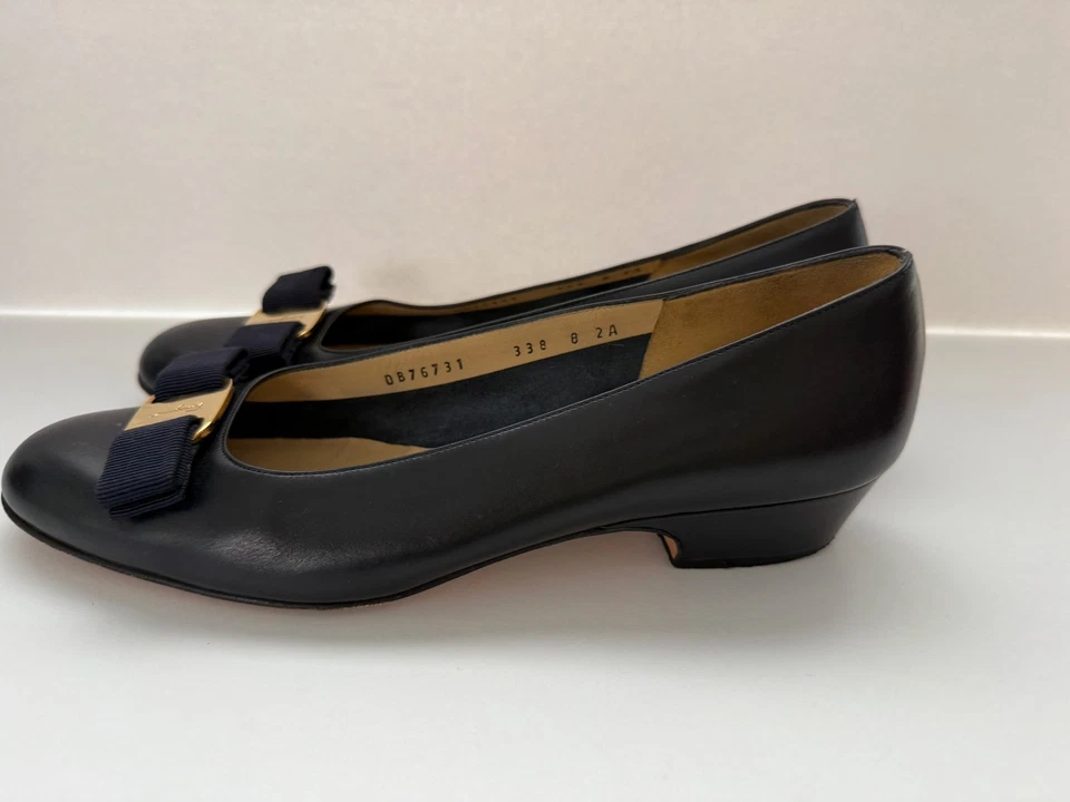 SALVATORE FERRAGAMO Tacones Clásicos Lazo Cuero Azul Marino 8 AA Foto 2 de 4