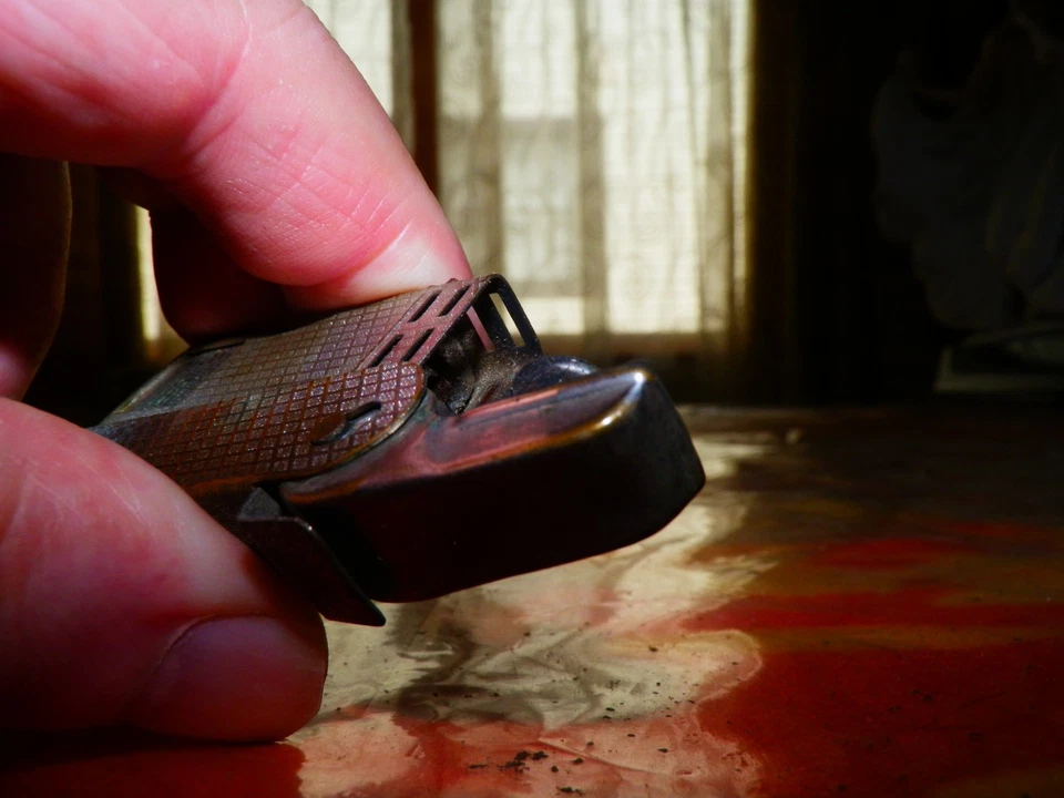 Encendedor Art Deco vintage ornamentado Regens exprimidor automático verde azulado años 30’s-40’s Foto 2 de 4