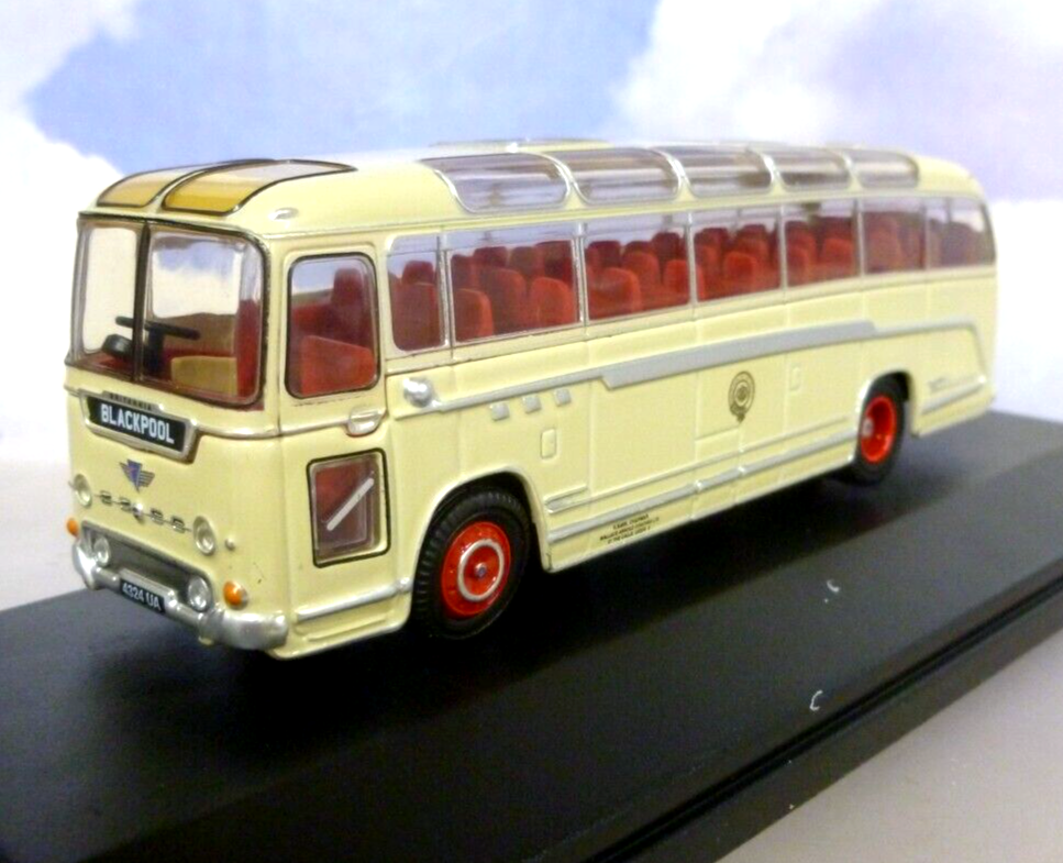 OXFORD DIECAST 1/76 1955 AEC DUPLE BRITANNIA COACH/BUS WALLACE ARNOLD 76DB001