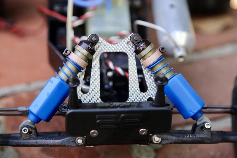 Комплект амортизаторов и широких трансмиссионных креплений из серебристого углеродного волокна Team Associated RC10GT - Изображение 4 из 4