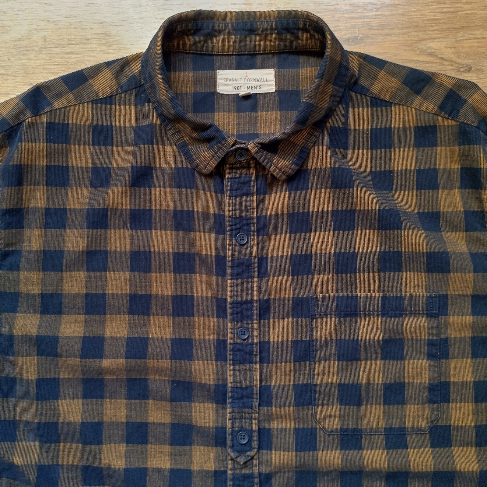 Men's Seasalt Cornwall Curator Bridge Turmeric Check Shirt Size XL  26" pit-pit image 4