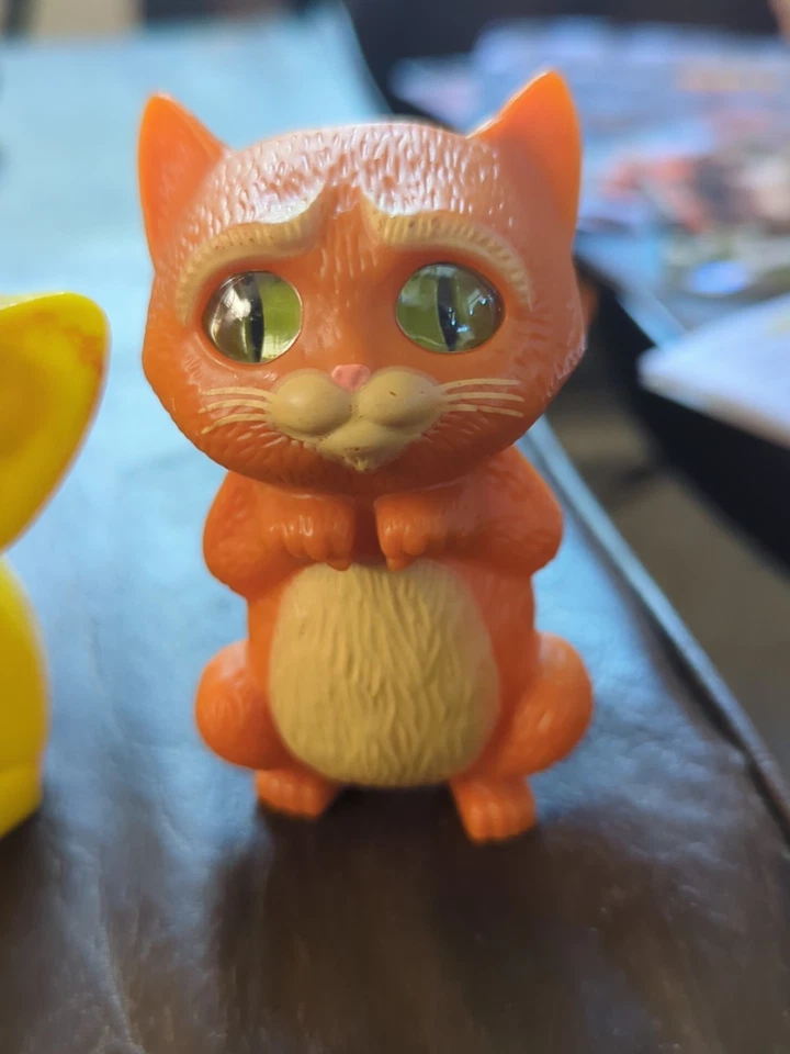 Figura de acción de la película McDonald's 2011 Puss In Boots de 3,25" y 2 saleros amarillos Foto 2 de 4