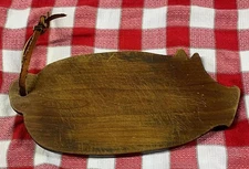 ANTIQUE VTG WOODEN COUNTRY PRIMITIVE BREAD CUTTING DOUGH BOARD PIG LEATHER CORD