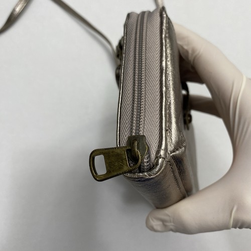 The Sak Leder umlaufender Reißverschluss Zinn Metallic Crossbody Clutch Kalbsleder Geldbörse - Bild 18 von 21