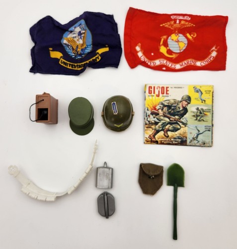 Vintage 60er - 70er Jahre GI Joe Zubehör Konvolut Fahnen, Kappe, Schaufel etc.