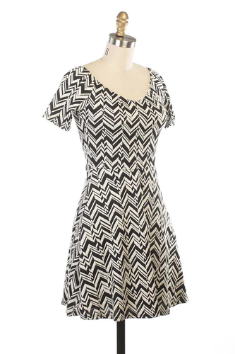 Everly Lila Zig Zag Print Open Shoulder Dress - Foto 3 di 9