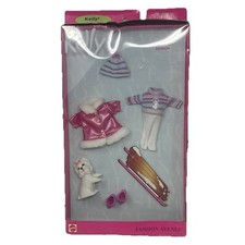Barbie Kelly Fashion Avenue 25754 Little Frosty Pink Śnieg Strój narciarski Uszkodzone pudełko