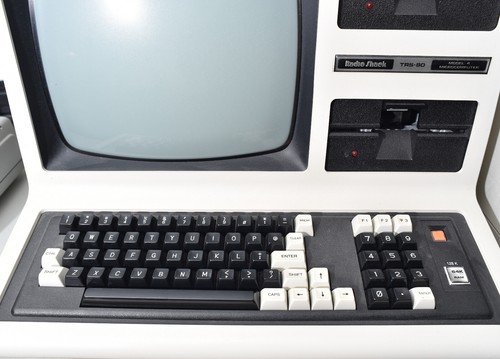 TRS-80 Model 4 with Graphics Card 128K - Beautiful Condition! - Afbeelding 2 van 5