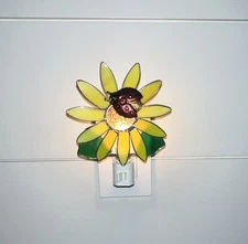 HAND CRAFTED STAINED GLASS NIGHT LIGHT DAISEY LEAVE PLUG IN CLICK ON TESTED
