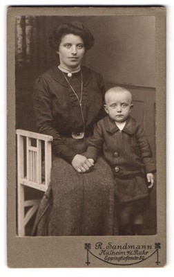 Photograph R. Sandmann, Mülheim/Ruhr, Eppinghoferstraße 80, mother with her S 