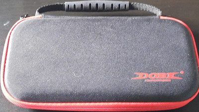 DOBE Aufbewahrungstasche Nintendo Switch Lite, schwarz/rot, Reißverschluss.