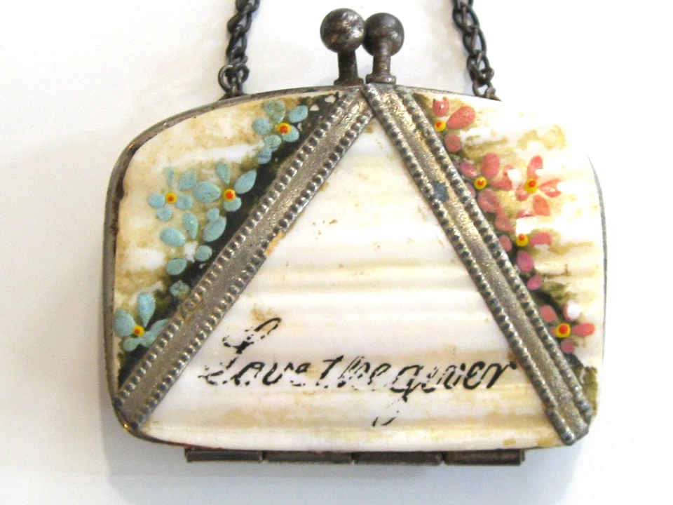 ADORABLE MONEDERO DE PRINCIPIOS DE 1900 CONCHA DE ALMEJA "LOVE THE GIVER" con FORGET ME NOT FLOWERS Foto 2 de 4