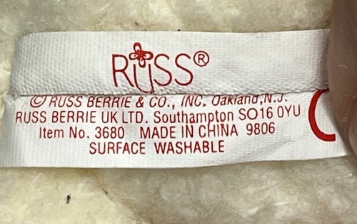 Russ Berrie Adorno de Peluche Oso Ángel Blanco con Etiqueta Roja de Medias de Navidad Rasgada - Imagen 8 de 9