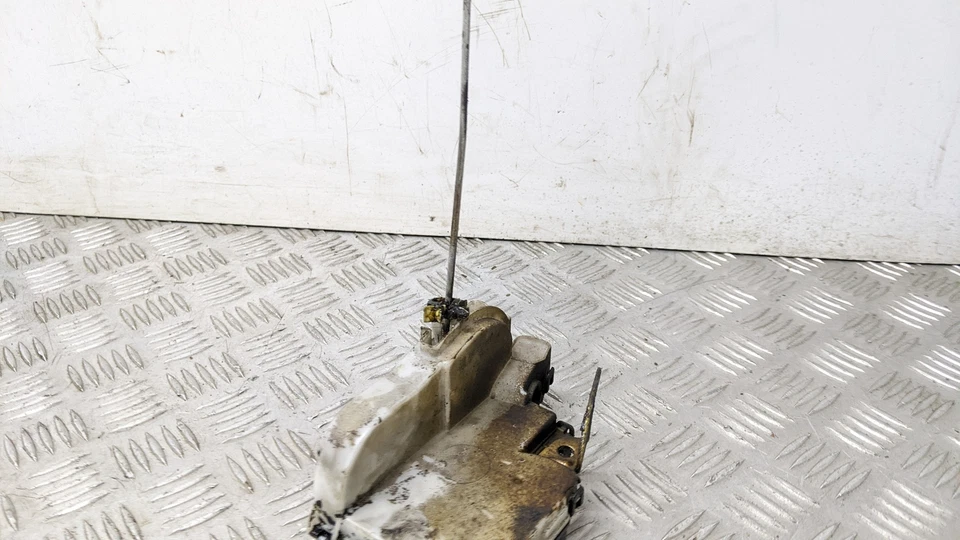 VOLKSWAGEN GOLF MK3 DL 3 PUERTAS HATCHBACK 1995 CERRADURA DE PUERTA MECÁNICA (LADO DEL PASAJERO DELANTERO)  Foto 3 de 4