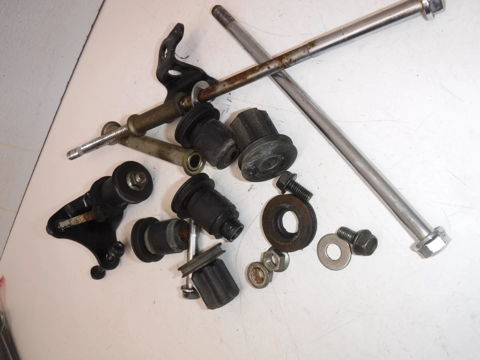 Honda V45 Sabre 1983 motor montaje motor soportes pernos juego de piezas lote de piezas goma Foto 4 de 4