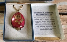 LORD NELSON PORCELLANA INGLESE CIONDOLO Bordeaux Rosa  Oro COLLANA PROFUMO