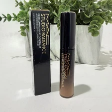 M.A.C Studio Radiance Fix - NC30 - 0.37FL.OZ/11ML