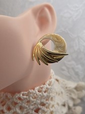 Vintage Gold Tone Enameled Swirl Feathered Beige Pierced Earrings