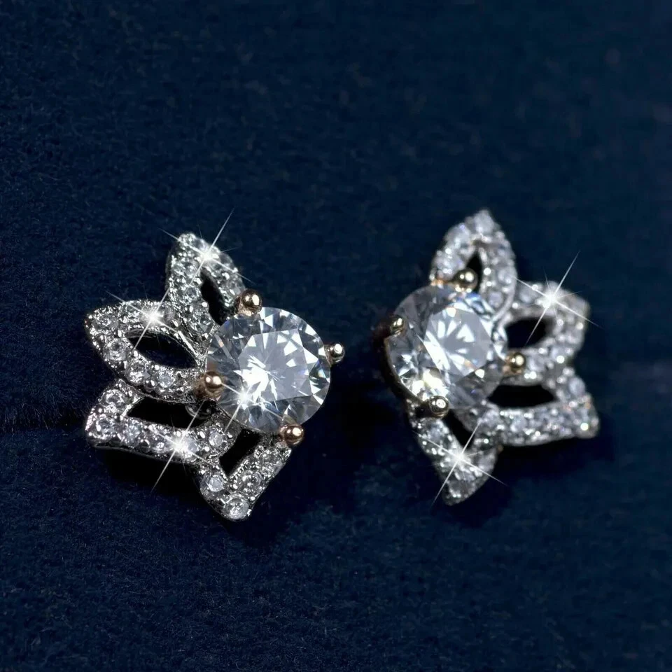 Aretes con media flor de diamantes de corte redondo creados en laboratorio acabado en oro blanco de 14K Foto 4 de 4