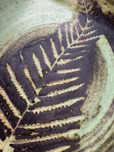 Plato cuadrado hoja negra verde pintado a mano cerámica artística estudio firmado por artista - Imagen 13 de 15